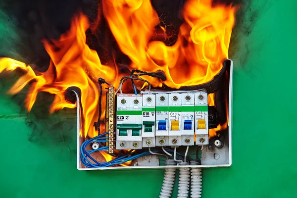 配電盤で家庭用電気火災が発生 — ストック写真