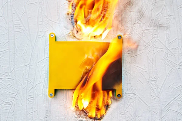 Sebuah kotak listrik yang terbakar . — Stok Foto