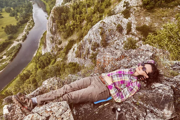 Frau rastet beim Wandern aus. — Stockfoto