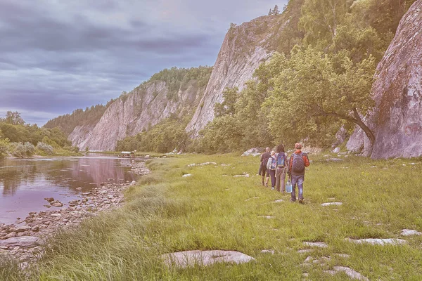 Wanderer wandern auf einem Waldweg in der Nähe des Flusses. — Stockfoto