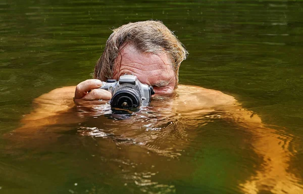 Člověk se dívá skrz vodotěsnou kameru. — Stock fotografie