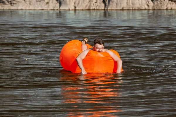 Hombre caucásico está nadando en una tumbona inflable . —  Fotos de Stock