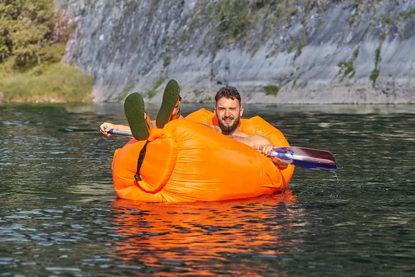 Junger Mann schwimmt auf Sofa. — Stockfoto