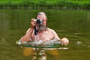 Suda olmak için kamera yla fotoğraf çekme.