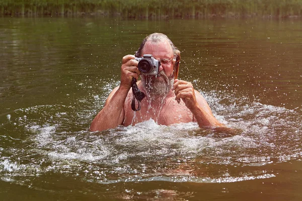 Ta bilder med vattentät kamera. — Stockfoto