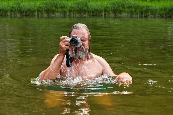 Fotografování po kameře ve vodě. — Stock fotografie