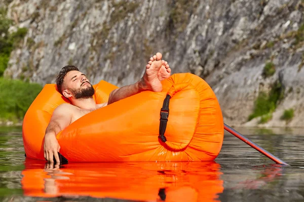 Sova på luft soffa med mobiltelefon. — Stockfoto