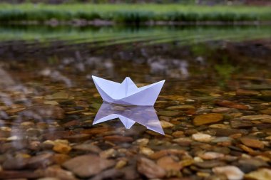 Tek kağıt tekne konsept resmi.