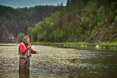 Eko-turizm sırasında suda flyfishing.