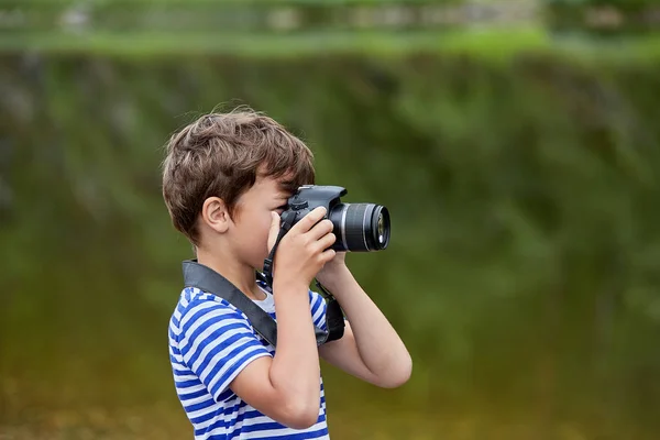 Chico blanco está disparando naturaleza . — Foto de Stock