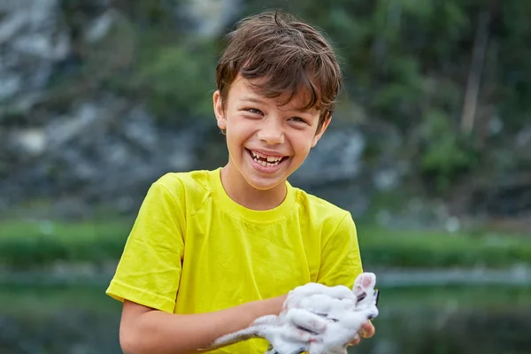 Sorrindo menino está lavando câmera digital . — Fotografia de Stock