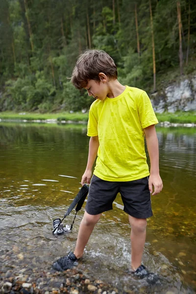 A spoiled child drowned the camera. — Stock Photo, Image