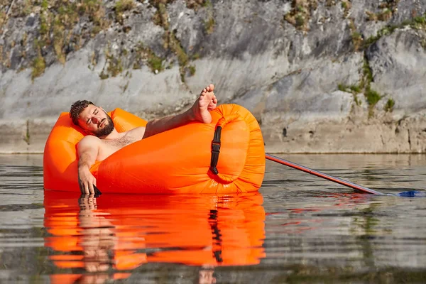 Empresario está durmiendo en una tumbona flotante . —  Fotos de Stock