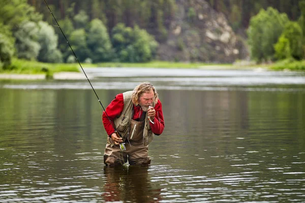 Pescador pesca com mosca . — Fotografia de Stock