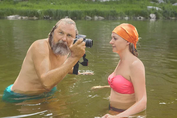 Stalker beobachtet oder bespitzelt Frau. — Stockfoto