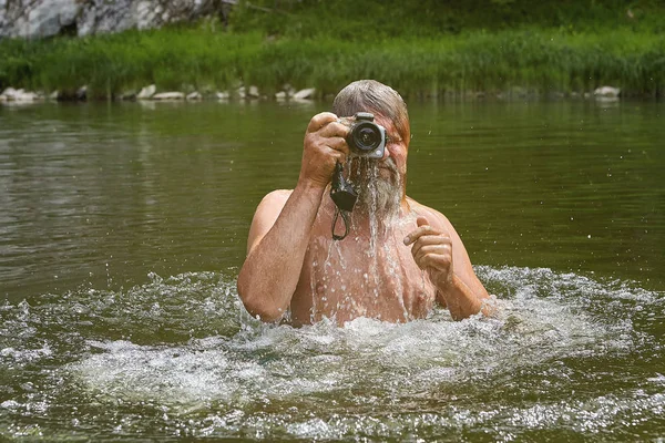 Kameran var mättad med vatten av floden. — Stockfoto