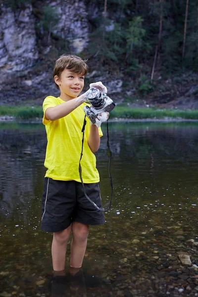 Boy washes camera with water. — Stock Photo, Image