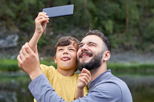 Dad and son take pictures together on fathers day. — Stock Photo, Image