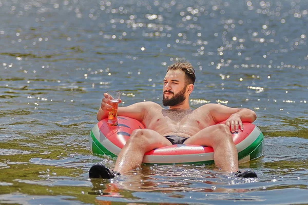 Schwimmen auf Gummiring im Fluss. — Stockfoto