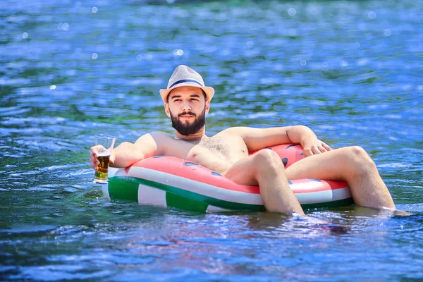 Auf aufblasbarem Ring im Wasser ruht. — Stockfoto