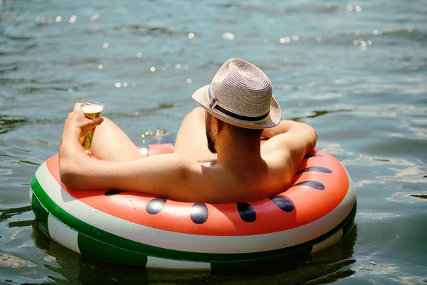 Rusten op rubberen ring in water. — Stockfoto