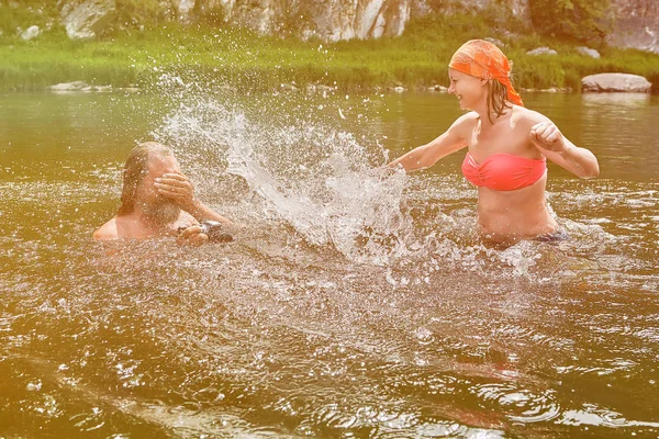 写真を撮りながら川で水遊び. — ストック写真