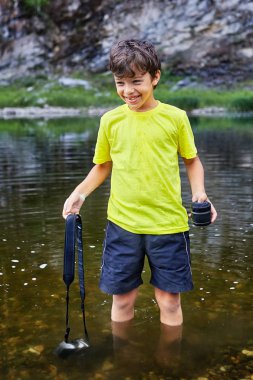Çocuk pahalı bir kamerayı boğdu..