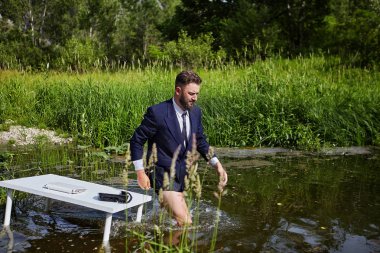 İşadamı işyerinden ayrılıyor.