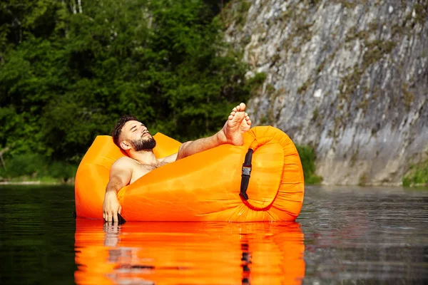 Geschäftsmann schlief und ertrank Handy. — Stockfoto