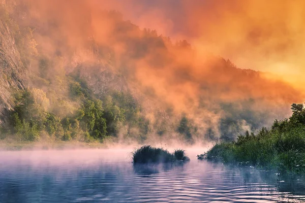 Το πρωί της Μίστι σε ένα ορεινό ποτάμι. — Φωτογραφία Αρχείου