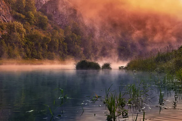 Neblige Morgendämmerung auf dem Fluss. — Stockfoto