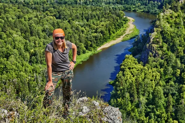 Backpackerin steht auf einem Berg. — Stockfoto