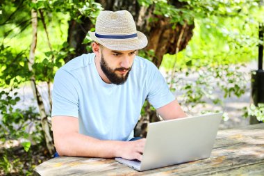 Modern agronomist bir bilgisayar kullanır.