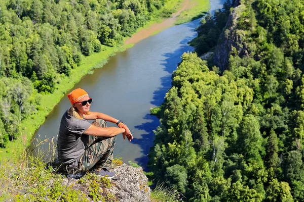 Frau ruht auf einem Berggipfel. — Stockfoto