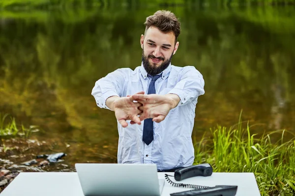 Beyaz yaka masada otururken uzanır.