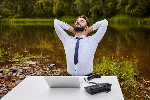 Beyaz yakalı işyerinde kasları yudumlar.
