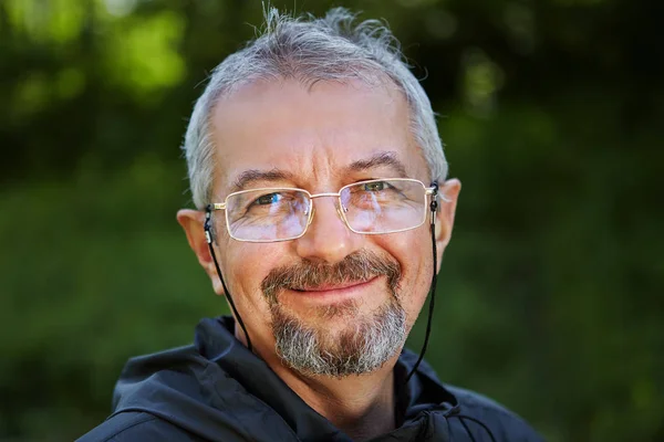 The intelligent face of a good-natured mature man. — Stock Photo, Image