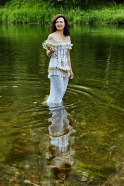 Gelin sığ nehir suyuna gitti.