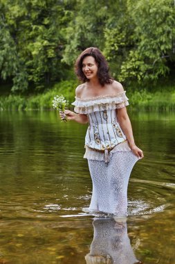 Korse ile bir elbise güzel olgun kadın.