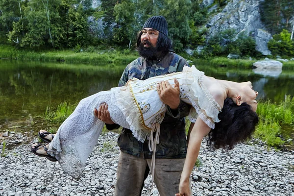 Ein Fischer trug eine Frau aus dem Wasser. — Stockfoto