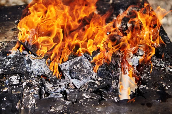 Flächenbrand zerstört Eigentum im Touristenlager. — Stockfoto