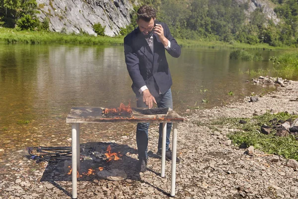 Un employé de bureau appelle les pompiers . — Photo