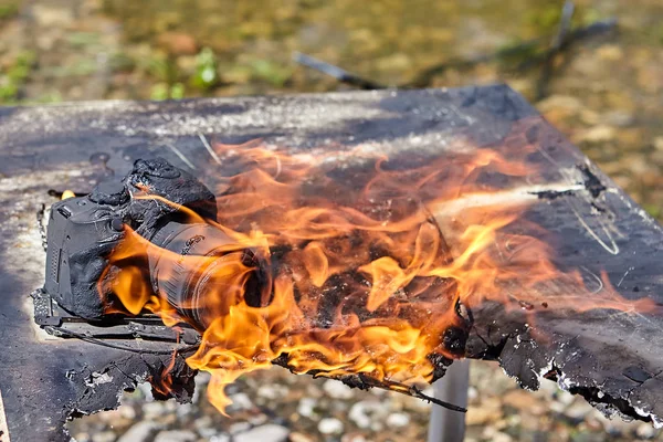 Entzündung der Kamera bei Waldbrand. — Stockfoto