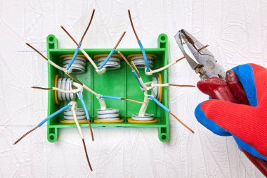 Elektrik işleri, ev kablolarının montajı.
