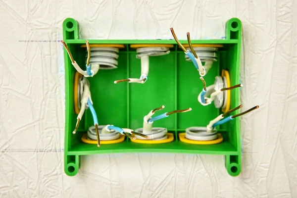 Réz vezetékek egy zöld műanyag csatlakozódobozban. — Stock Fotó