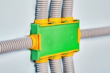 Kanal ile sekiz yönlü bağlantı kutusu.