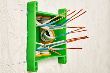 Bakır kabloların ucunda.