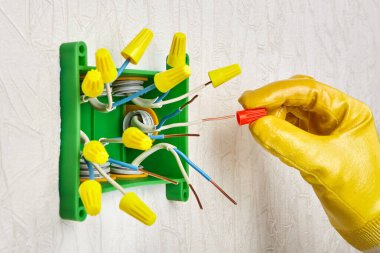 Bağlantı kutusunda kullanılan kıvrımlı kablo bağlantıları.