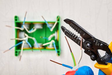 Elektrik kablolarının ucunu kesmek için kullanılan striptizci