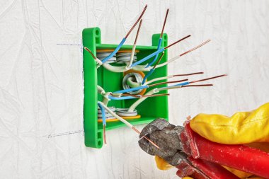 Yerel elektrik sistemlerinin onarımı.
